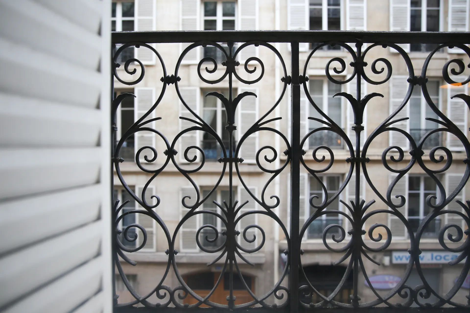Balcon en fer forgé d’un immeuble parisien