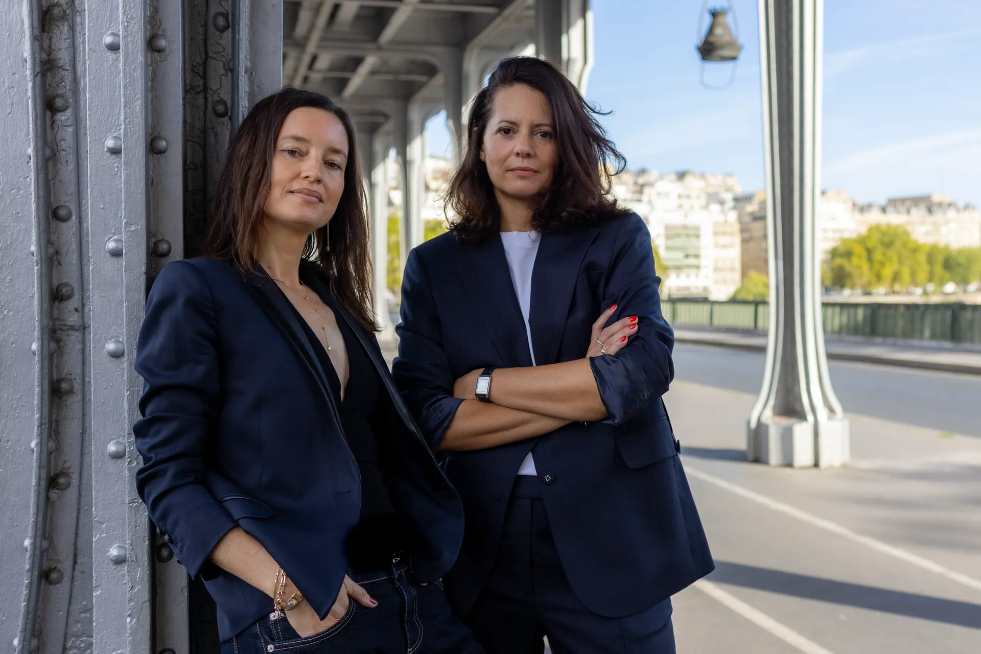 Christine Aubert-Maguéro et Julie Dejardin, avocates associées de DAM Avocats, sur un pont parisien